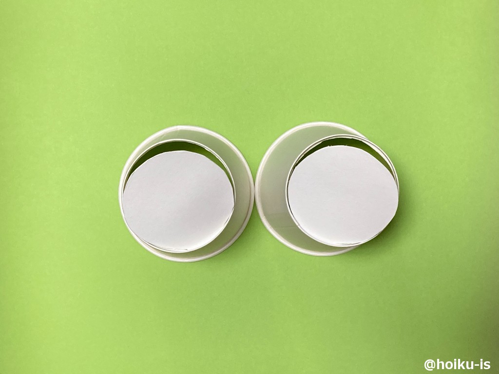 数㎝残して紙コップの底に切れ目を入れる。