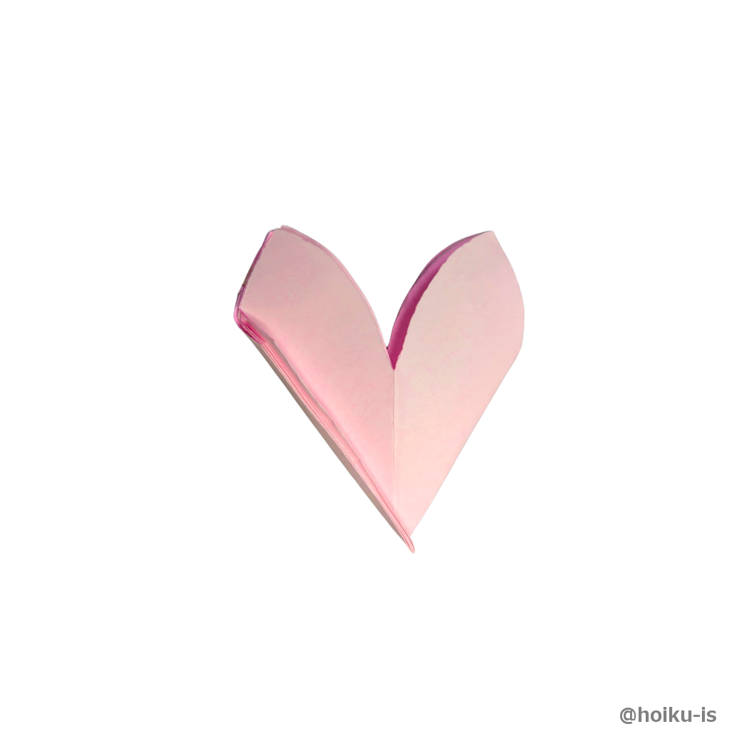 写真のように開いて、一辺だけ折り筋を付けます