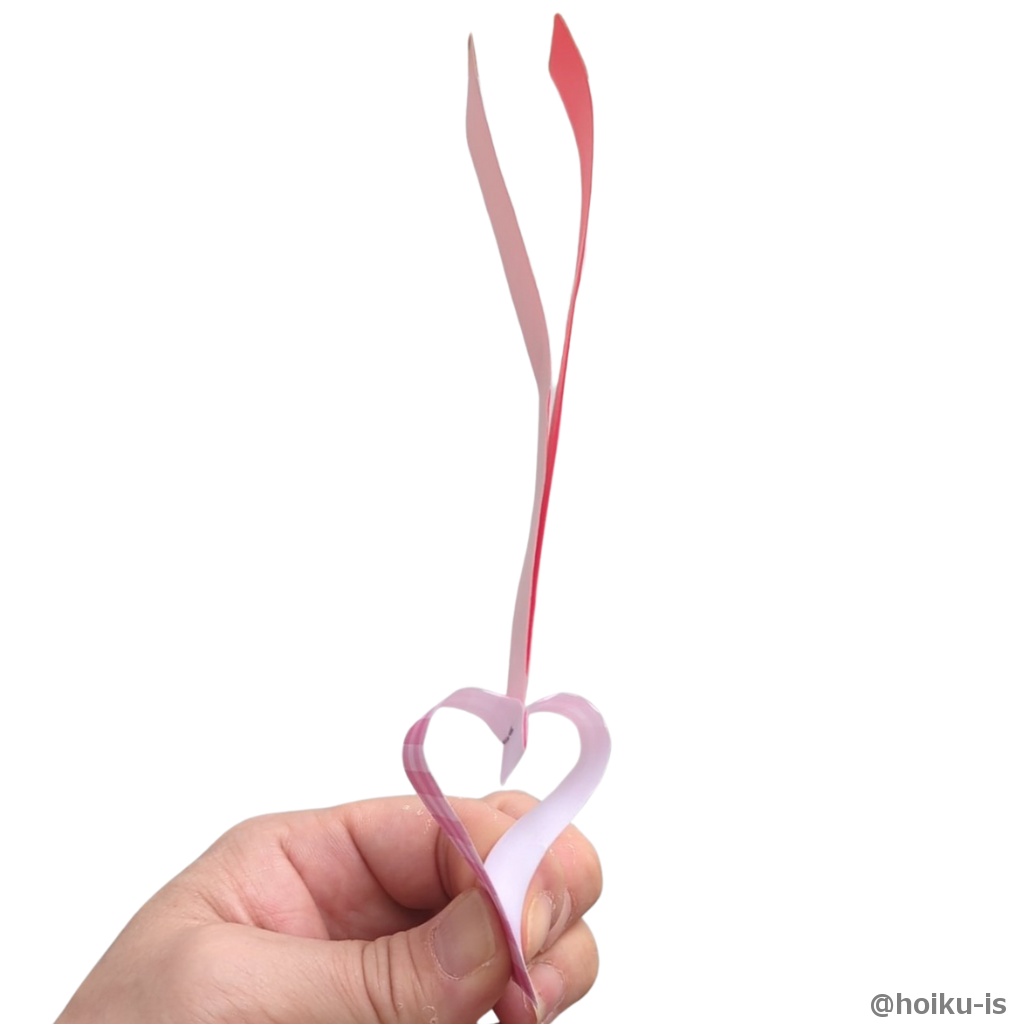短いほうの折り紙を裏返します