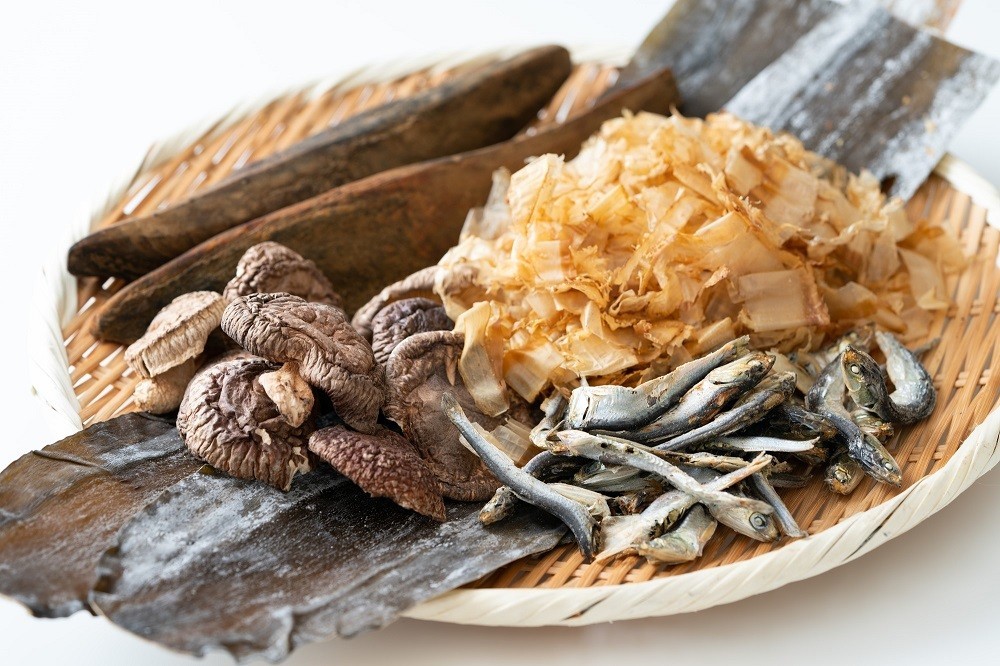 出汁に使われる昆布やかつお節、しいたけ、煮干しのイメージ