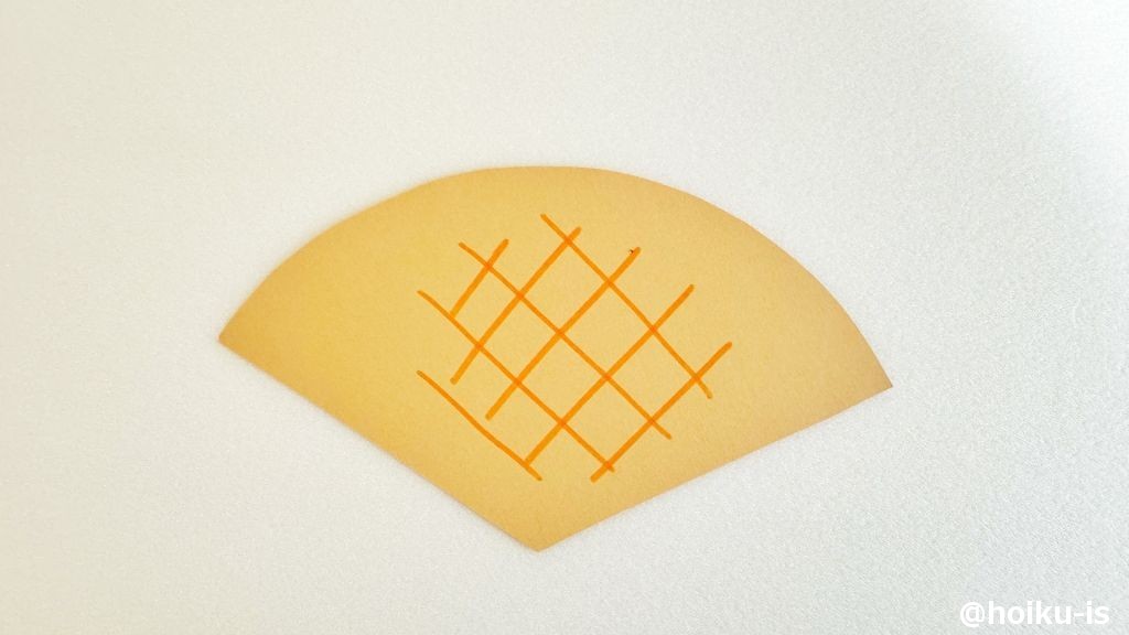 色画用紙にコーンの模様を書く