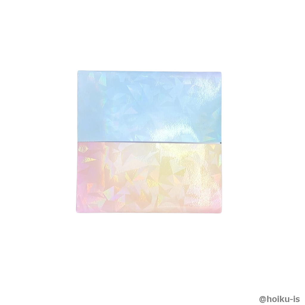 折り筋がついたら、折り筋に向かって上の辺と下の辺を折ります