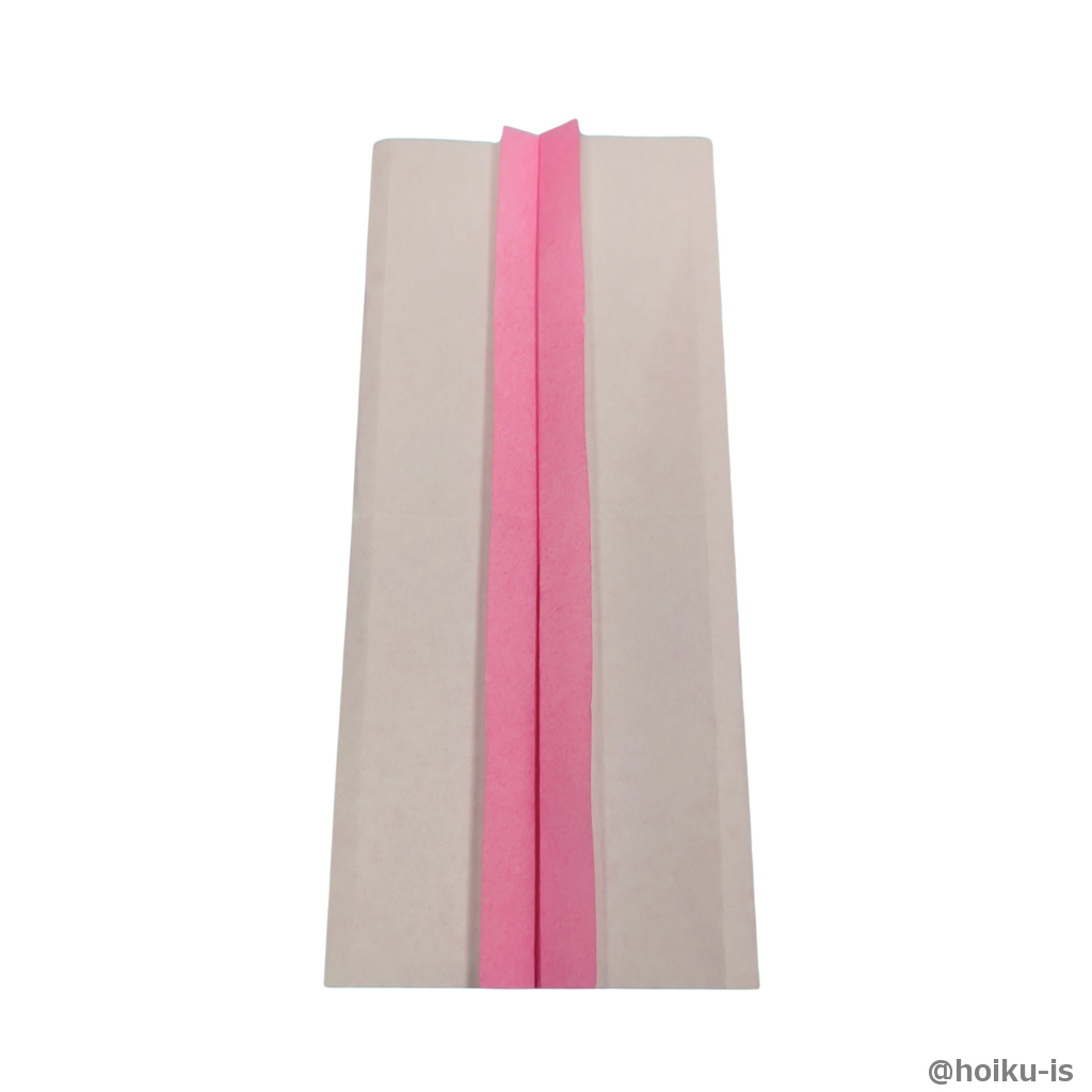 裏返して左右の辺を真ん中の折り筋に合わせて折る