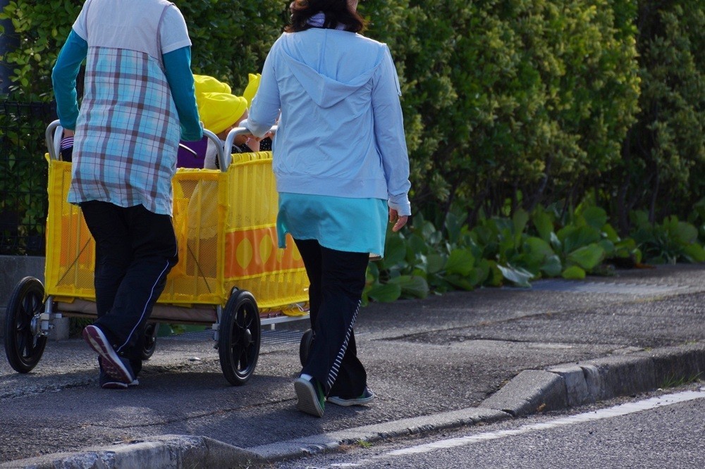 お散歩カートを押す保育士