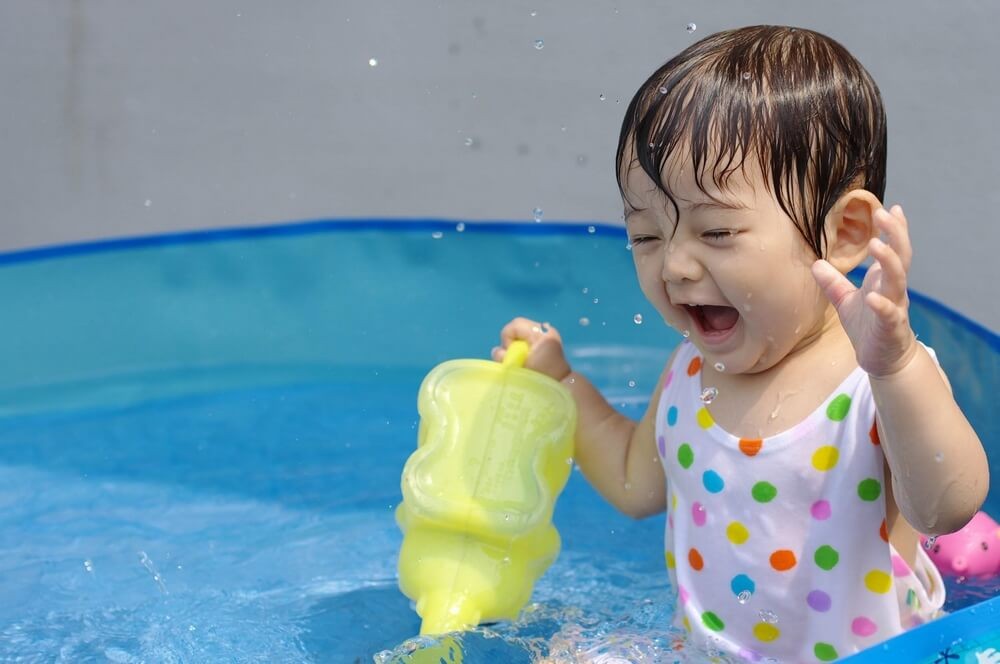 保育園のプールを10倍楽しく 水遊びアイデア9選 保育士 幼稚園教諭のための情報メディア ほいくis ほいくいず