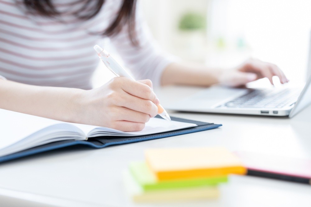 事務作業で忙しそうな女性