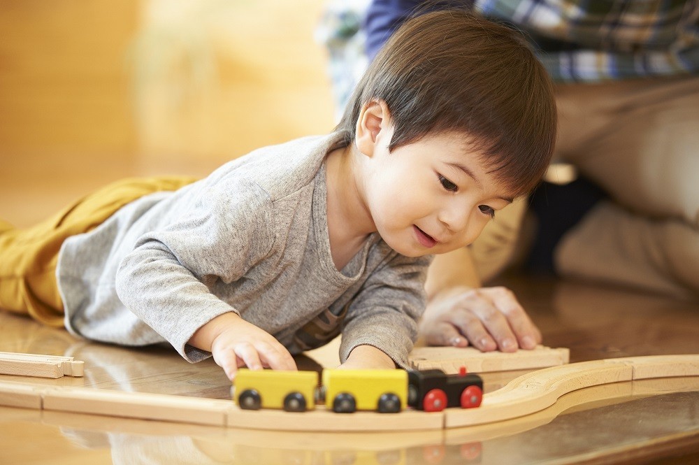 おもちゃで遊ぶ1歳児