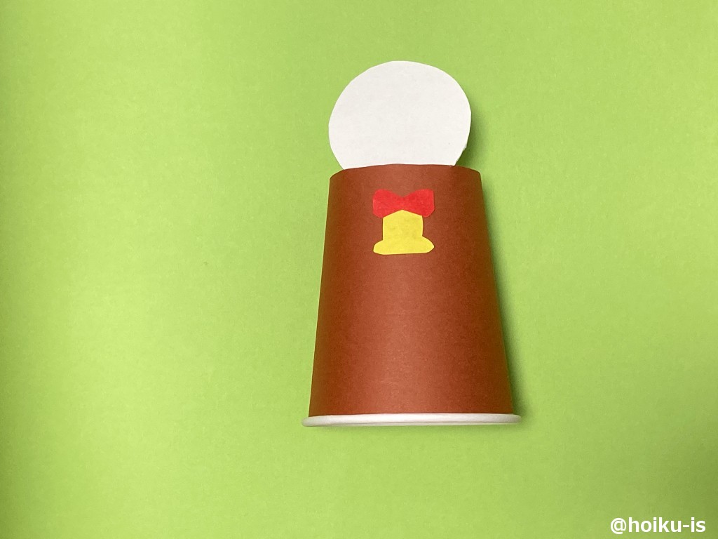 6.トナカイの体に折り紙で作ったベルとリボンを貼る。