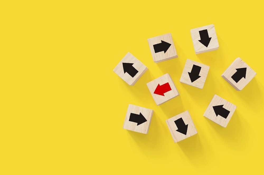 矢印が書かれた積み木がいろいろな方向を向いているところ