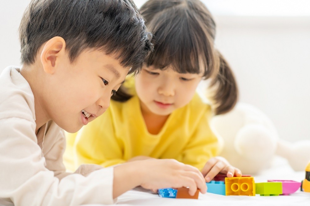 ブロックで遊ぶ男の子と女の子