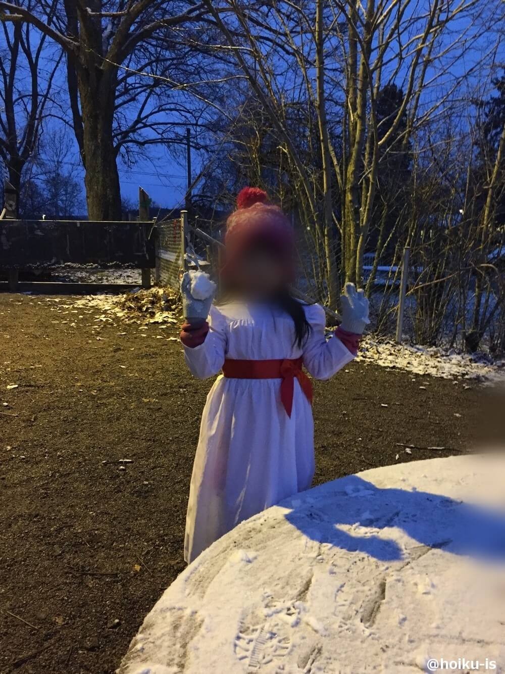 スウェーデンの聖ルシア祭のお祝いをする女の子
