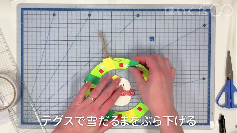 テグスで雪だるまをぶら下げる