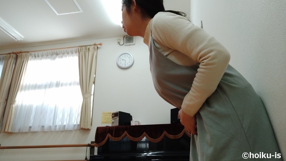 お腹に手を当て歌っている藤本ちか先生