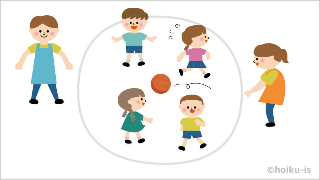 転がるボールを避ける子どもたち