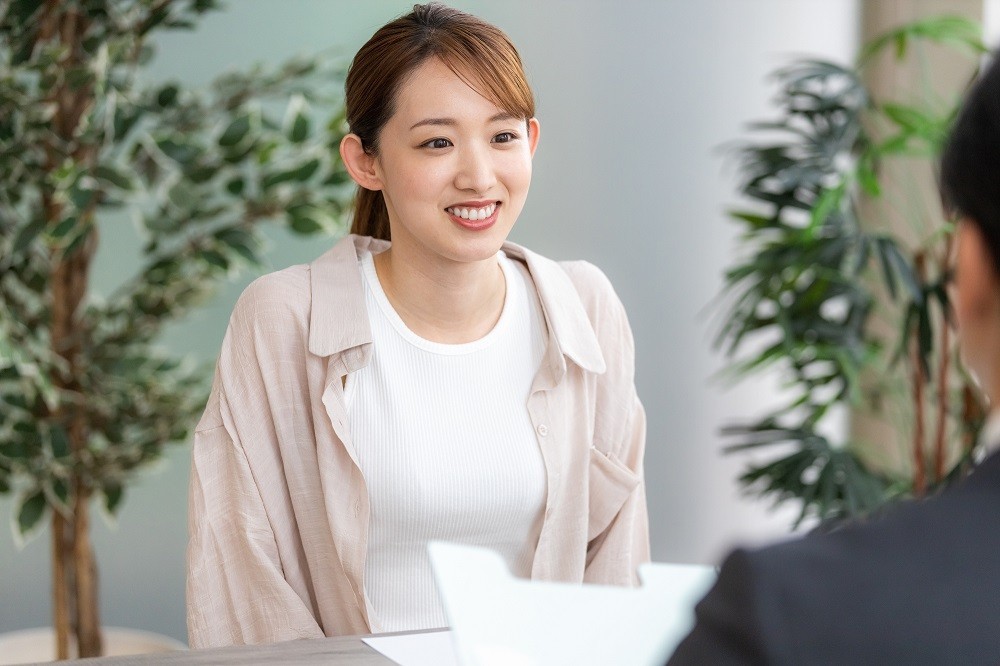 面談をしている保育士