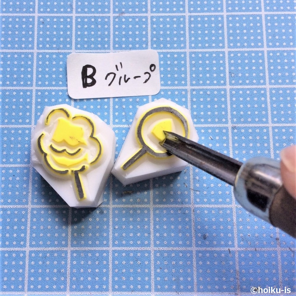 綿菓子と金魚すくいのポイを彫っているところ