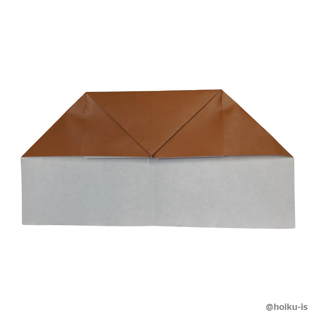 上の角を中心に向けて折る