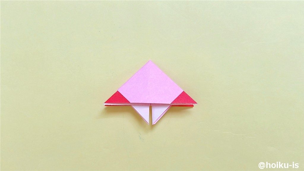 下の角を、中に折り込む(裏側も)