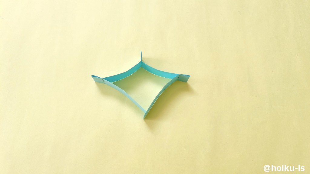 折り目同士を合わせ、端から1センチ程度のところをホッチキスでとめます