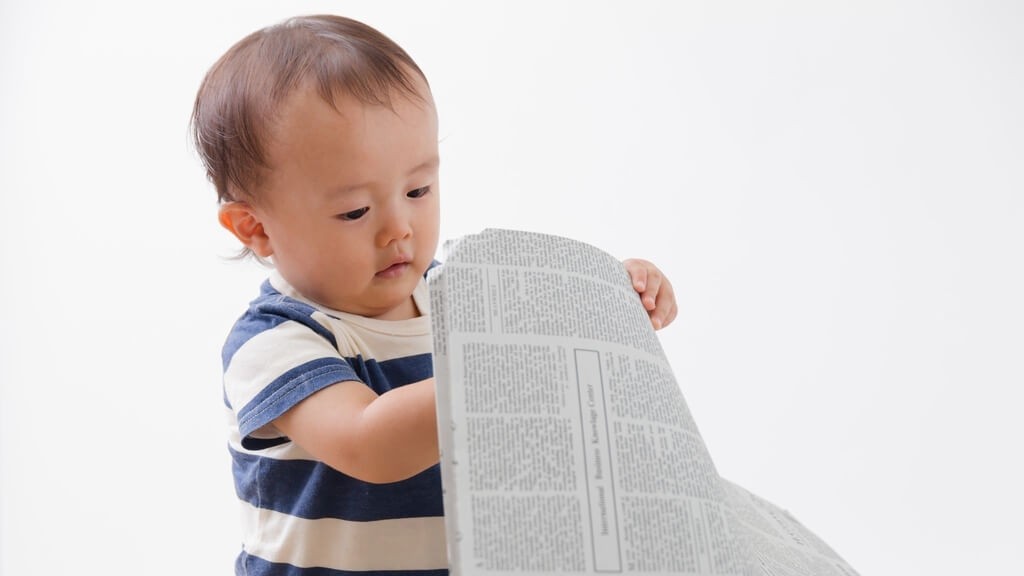 新聞紙で遊ぶ赤ちゃん