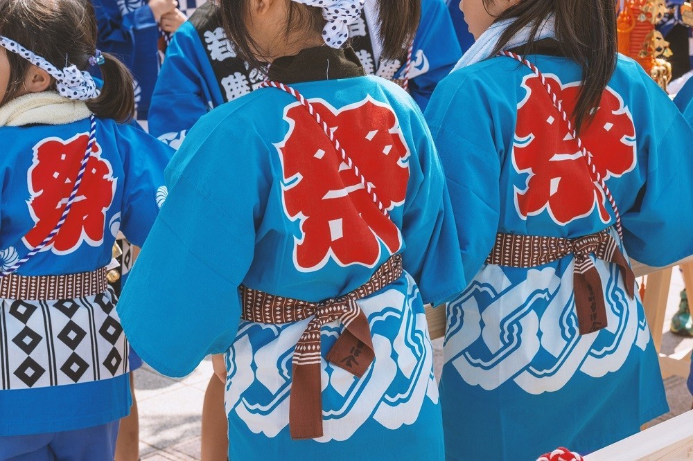 地域のお祭りに参加する子ども