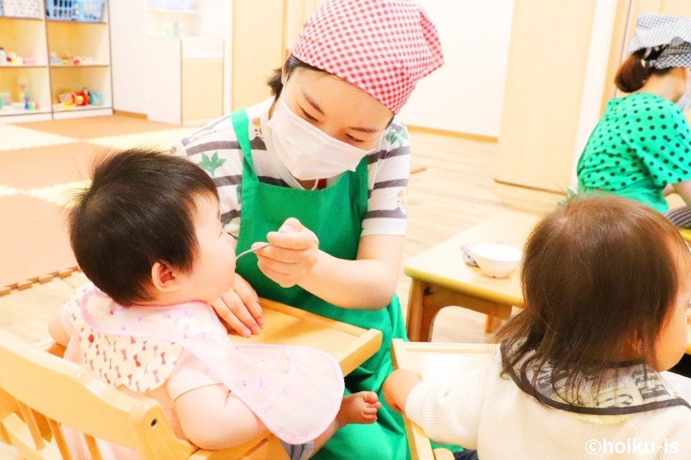給食を食べる子どもたち