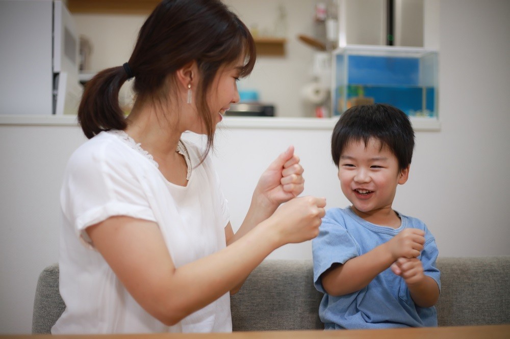 わらべ歌「ひげじいさん」で遊ぶ親子