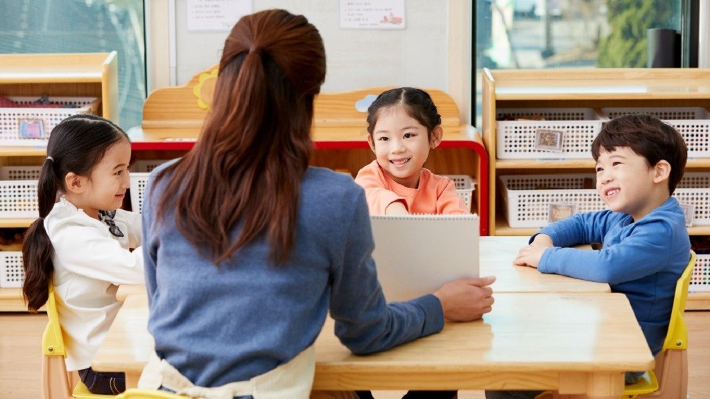 子どもたちにスケッチブックシアターを実演する保育士