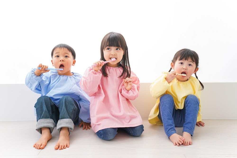 歯磨きをする子どもたち