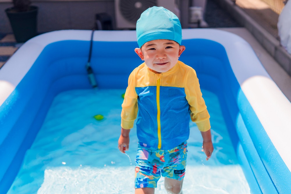 水遊びする子ども