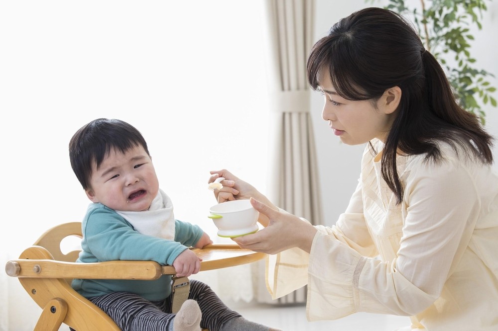 子どもが給食を食べない理由とは 保育園の食事介助の進め方 保育士 幼稚園教諭のための情報メディア ほいくis ほいくいず