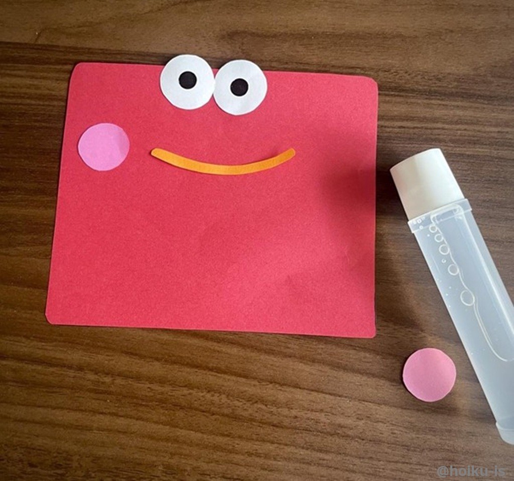 切ったパーツを糊付けする