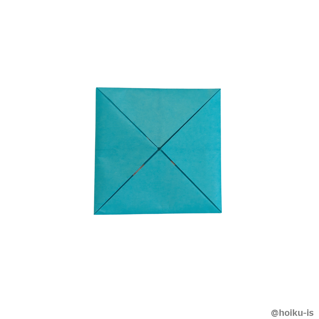 もう一度四隅の角を中心に向かって折る