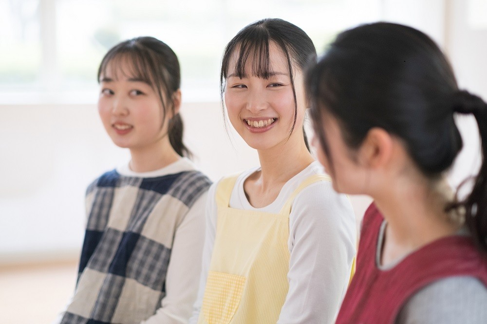 談笑する3人の保育士