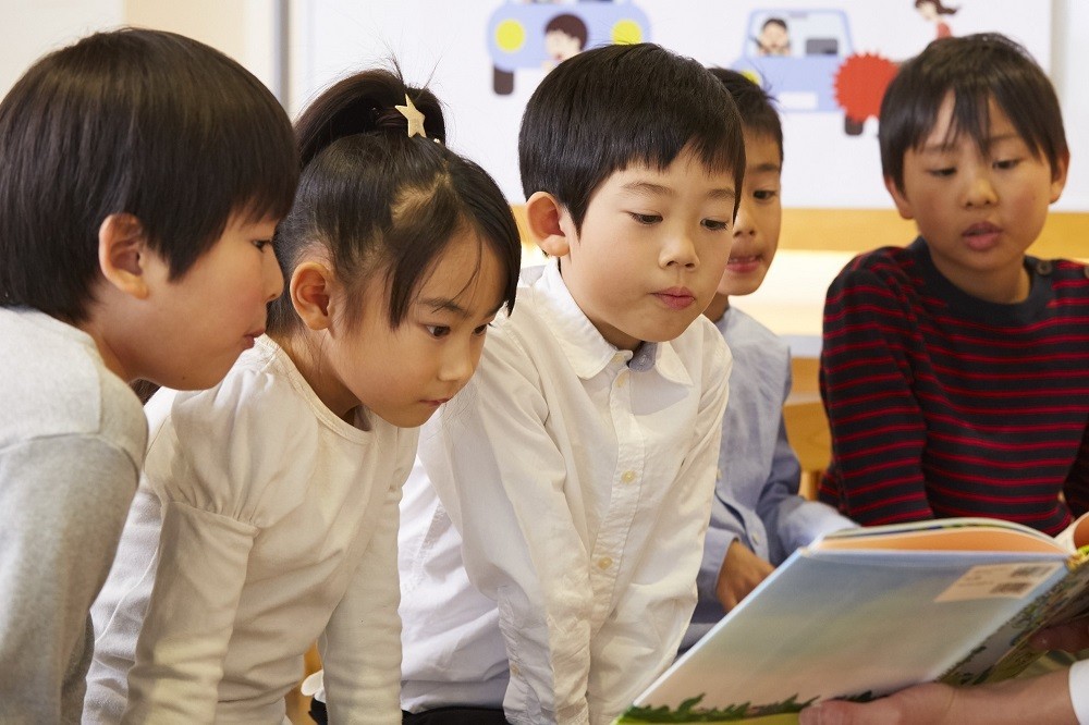 先生の説明に聞き入る子どもたち