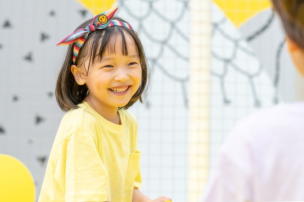 女の子と保育士