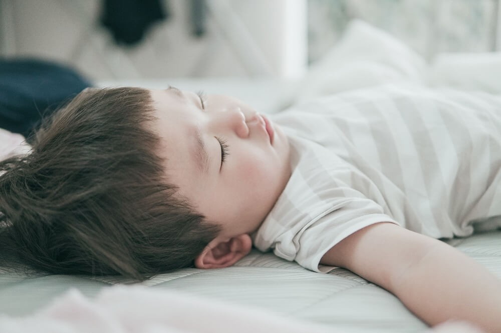 眠っている男の子