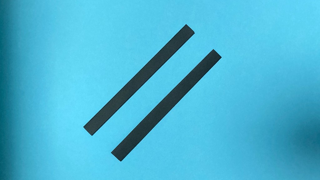 6、折り紙を縦に¼に切り、切った折り紙を縦に3つ折りにし、両面テープを貼る。