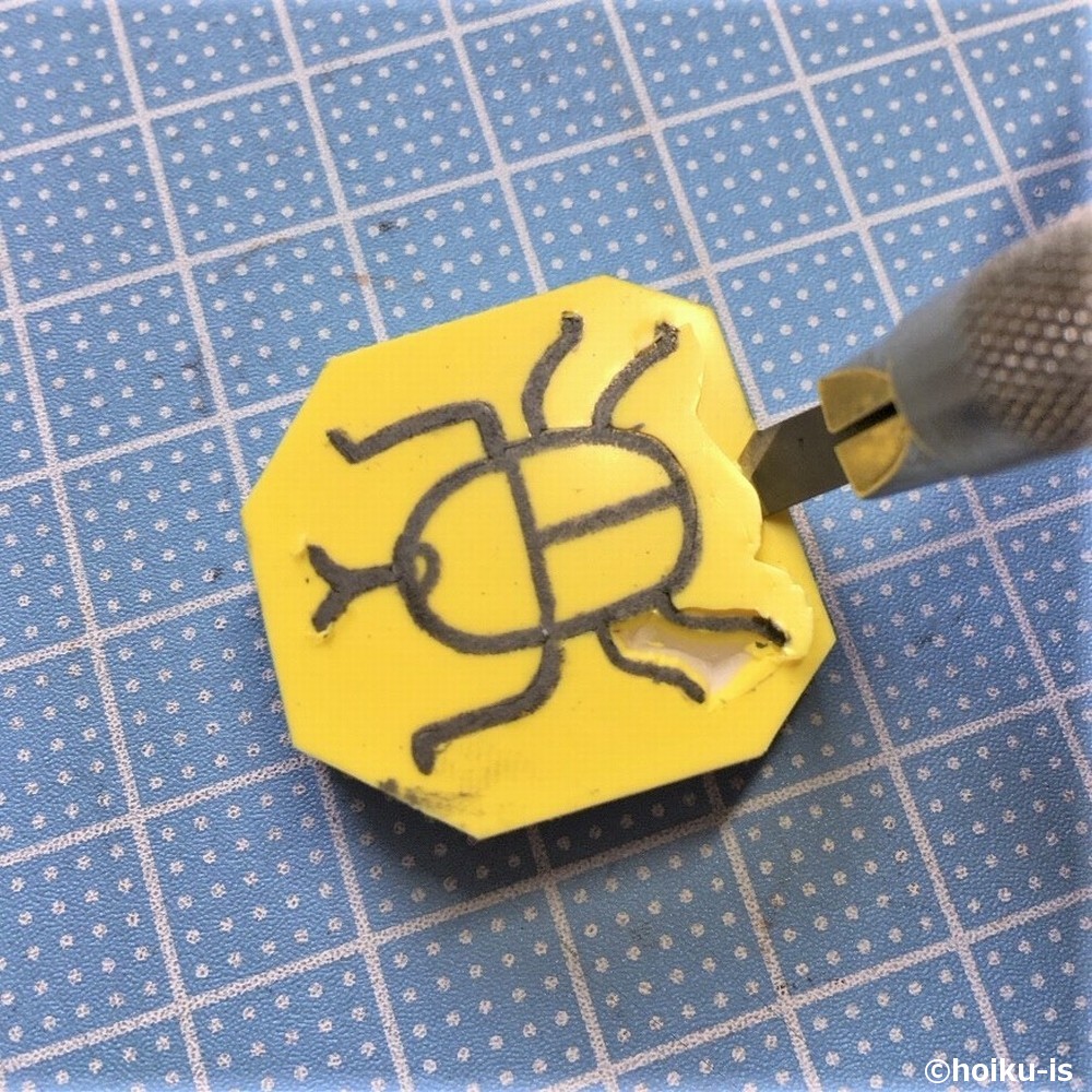 カブトムシの脚の周りを彫っているところ