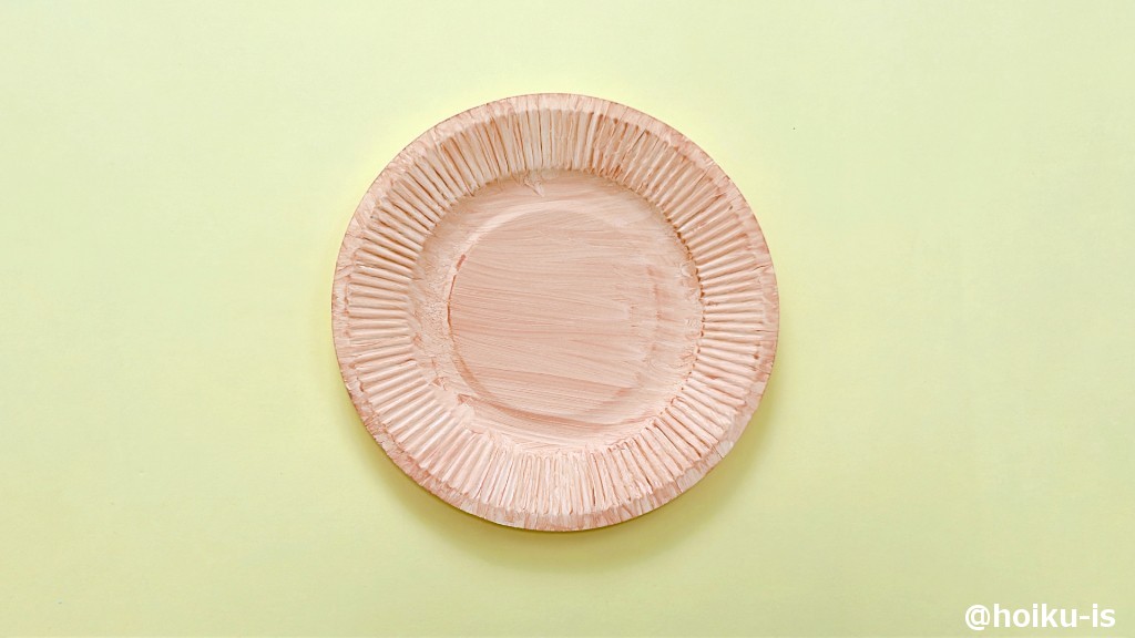 ① 紙皿を絵の具で塗る
