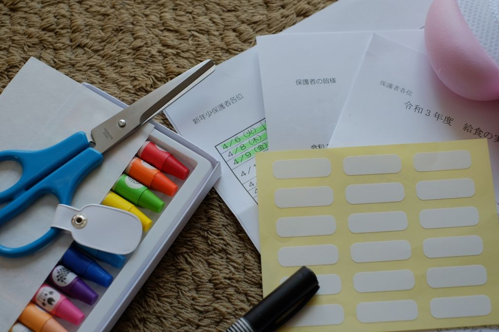 入園準備の説明をする園長