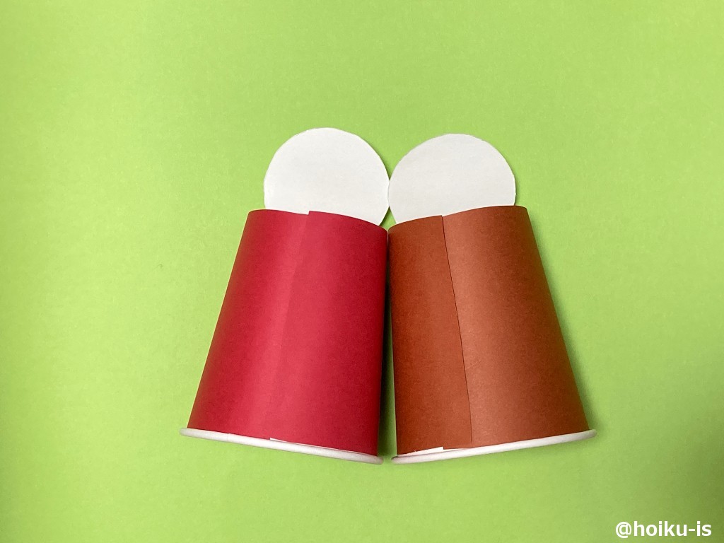 2、紙コップの側面に画用紙を貼る。