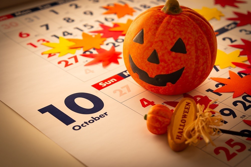 10月のカレンダーとジャックオランタンの置物