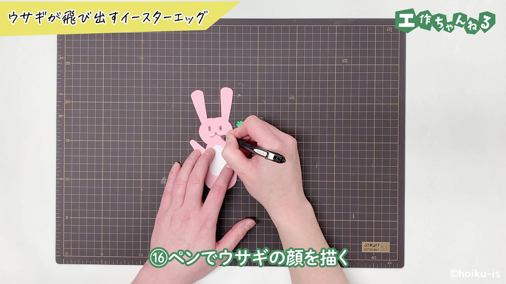 画用紙で作ったウサギに顔を描き入れている様子