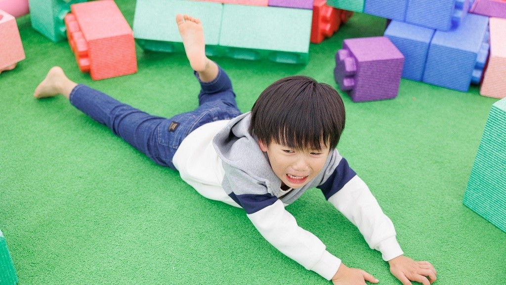 プレイルームで駄々をこねる男の子