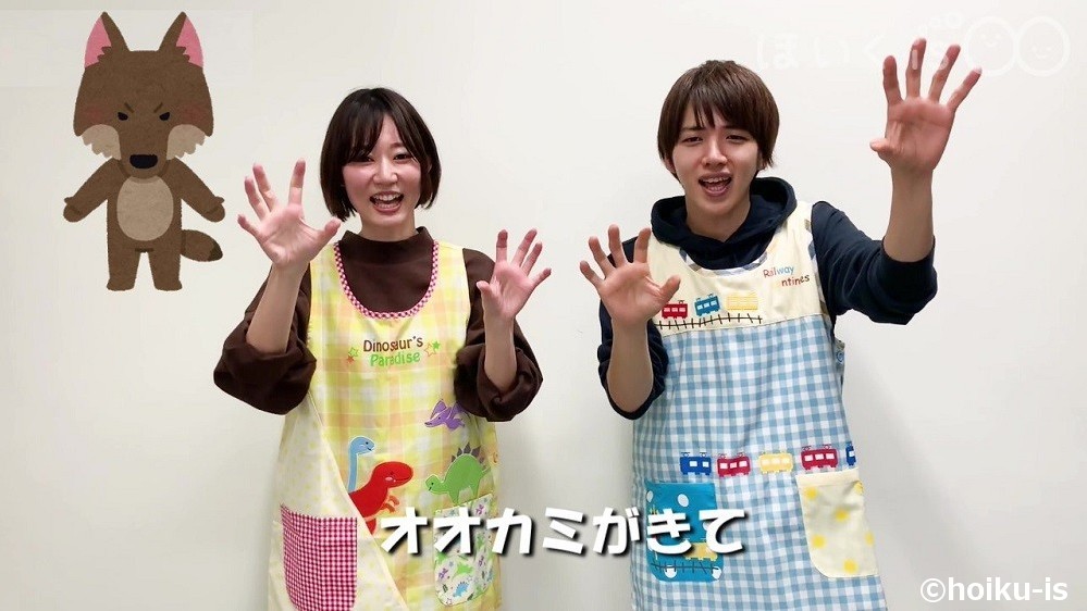 手遊び歌「3びきのこぶた」を実演する保育士