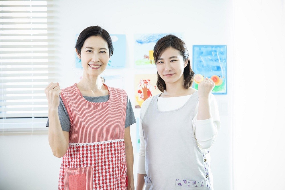 ガッツポーズをした二人の保育士
