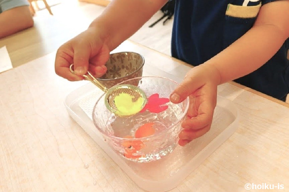 100均アイテムの燃えかす取りを使って遊ぶ子ども