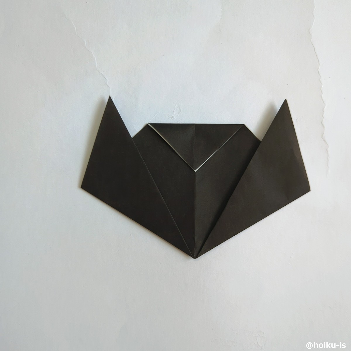 頂点の角を下に折る