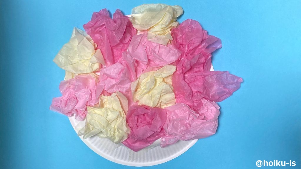 半分に切ったお花紙をクシャクシャに丸め、紙皿にペタペタ貼っていく
